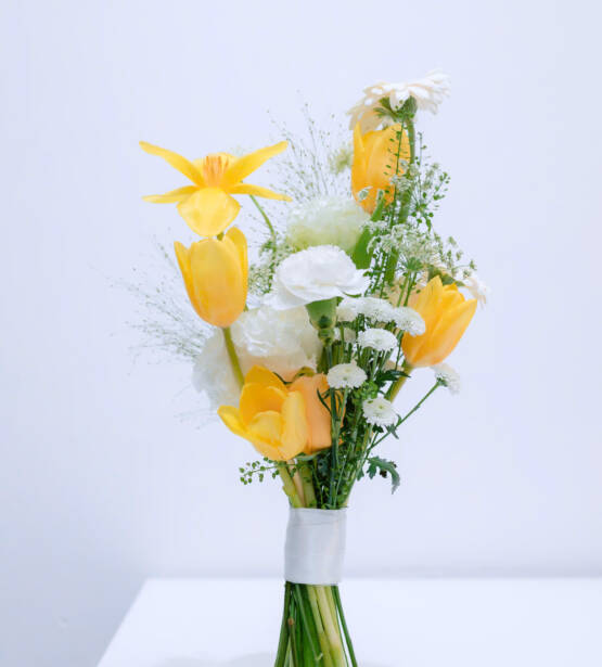 Bó hoa cưới vàng – trắng nhẹ nhàng